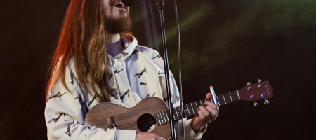 BARCELONA, ESPAÑA – JULIO 16. Carlos Sadness en concierto desde el Parc del Fòrum como parte de las Nits del Fòrum el 16 de julio de 2020 en Barcelona, España. (Foto por Fernando Pérez)
