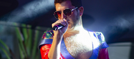 BARCELONA, ESPAÑA – JULIO 5: Víctor F. Clares de Ladilla Rusa durante su concierto en el escenario Vallformosa del Cruïlla XXS en el Poble Espanyol el 5 de julio de 2020 en Barcelona, España. (Foto por Fernando Pérez) Ladilla Rusa