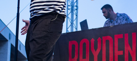 BARCELONA, ESPAÑA – JULIO 24. Rayden en concierto desde el escenario Estrella Damm del Cruïlla XXS en la Anella Olímpica el 24 de julio de 2020 en Barcelona, España. (Foto por Fernando Pérez)