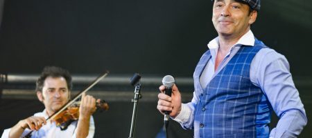 BARCELONA, ESPAÑA – JULIO 8: Raúl Marquez y Zenet en concierto desde El Parc del Forum como parte de las Nits del Forum el 8 de julio de 2020 en Barcelona, España. (Foto por Fernando Pérez)