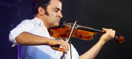 BARCELONA, ESPAÑA – JULIO 8: Raúl Marquez violinista de Zenet en concierto desde El Parc del Forum como parte de las Nits del Forum el 8 de julio de 2020 en Barcelona, España. (Foto por Fernando Pérez)