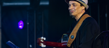 BARCELONA, ESPAÑA – JULIO 8: José Taboada guitarrista de Zenet en concierto desde El Parc del Forum como parte de las Nits del Forum el 8 de julio de 2020 en Barcelona, España. (Foto por Fernando Pérez)