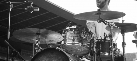 BARCELONA, ESPAÑA – AGOSTO 1. Alejandro Jordá (batería de Izal) en concierto desde el Camp Nou como parte del Cruïlla XXS el 1 de agosto de 2020 en Barcelona, España. (Foto por Fernando Pérez) Izal Camp Nou