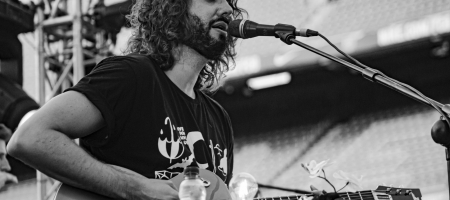 BARCELONA, ESPAÑA – AGOSTO 1. Mikel Izal (voz de Izal) en concierto desde el Camp Nou como parte del Cruïlla XXS el 1 de agosto de 2020 en Barcelona, España. (Foto por Fernando Pérez) Izal Camp Nou