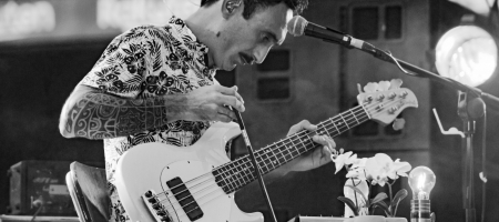 BARCELONA, ESPAÑA – AGOSTO 1. Emanuel Pérez "Gato" (Bajo de Izal) en concierto desde el Camp Nou como parte del Cruïlla XXS el 1 de agosto de 2020 en Barcelona, España. (Foto por Fernando Pérez) Izal Camp Nou
