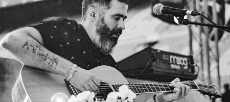BARCELONA, ESPAÑA – AGOSTO 1. Alberto Pérez (Guitarra de Izal) en concierto desde el Camp Nou como parte del Cruïlla XXS el 1 de agosto de 2020 en Barcelona, España. (Foto por Fernando Pérez) Izal Camp Nou