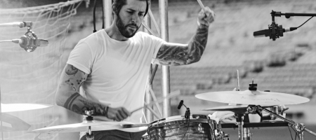 BARCELONA, ESPAÑA – AGOSTO 1. Alejandro Jordá (batería de Izal) en concierto desde el Camp Nou como parte del Cruïlla XXS el 1 de agosto de 2020 en Barcelona, España. (Foto por Fernando Pérez)