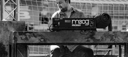 BARCELONA, ESPAÑA – AGOSTO 1. Iván Mella (teclados de Izal) en concierto desde el Camp Nou como parte del Cruïlla XXS el 1 de agosto de 2020 en Barcelona, España. (Foto por Fernando Pérez) Izal Camp Nou