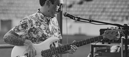 BARCELONA, ESPAÑA – AGOSTO 1. Emanuel Pérez "Gato" (Bajo de Izal) en concierto desde el Camp Nou como parte del Cruïlla XXS el 1 de agosto de 2020 en Barcelona, España. (Foto por Fernando Pérez)