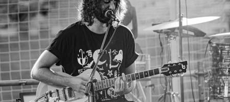 BARCELONA, ESPAÑA – AGOSTO 1. Mikel Izal (voz de Izal) en concierto desde el Camp Nou como parte del Cruïlla XXS el 1 de agosto de 2020 en Barcelona, España. (Foto por Fernando Pérez)