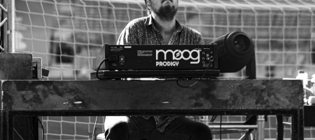 BARCELONA, ESPAÑA – AGOSTO 1. Iván Mella (teclados de Izal) en concierto desde el Camp Nou como parte del Cruïlla XXS el 1 de agosto de 2020 en Barcelona, España. (Foto por Fernando Pérez)