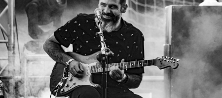 BARCELONA, ESPAÑA – AGOSTO 1. Alberto Pérez (Guitarra de Izal) en concierto desde el Camp Nou como parte del Cruïlla XXS el 1 de agosto de 2020 en Barcelona, España. (Foto por Fernando Pérez) Izal Camp Nou
