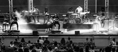 BARCELONA, ESPAÑA – AGOSTO 1. Izal en concierto desde el Camp Nou como parte del Cruïlla XXS el 1 de agosto de 2020 en Barcelona, España. (Foto por Fernando Pérez) Izal Camp Nou