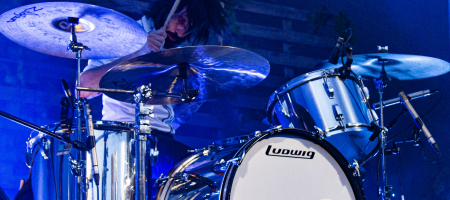 BARCELONA, ESPAÑA – JULIO 31. Axel Pi batería de Sidonie en concierto desde el escenario Vallformosa del Cruïlla XXS el 31 de julio de 2020 en Barcelona, España. (Foto por Fernando Pérez)