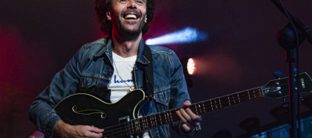 BARCELONA, ESPAÑA – JULIO 31. Jesús Senra bajo de Sidonie en concierto desde el escenario Vallformosa del Cruïlla XXS el 31 de julio de 2020 en Barcelona, España. (Foto por Fernando Pérez)