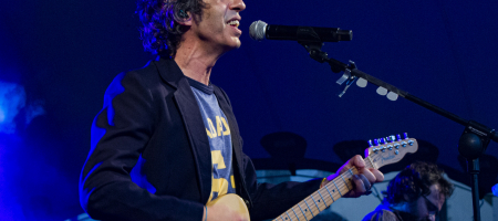 BARCELONA, ESPAÑA – JULIO 31. Marc Ros voz de Sidonie en concierto desde el escenario Vallformosa del Cruïlla XXS el 31 de julio de 2020 en Barcelona, España. (Foto por Fernando Pérez)