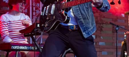 BARCELONA, ESPAÑA – JULIO 31. Jesús Senra bajo de Sidonie en concierto desde el escenario Vallformosa del Cruïlla XXS el 31 de julio de 2020 en Barcelona, España. (Foto por Fernando Pérez)