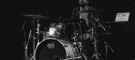 BARCELONA, ESPAÑA – DICIEMBRE 13. La Sra. Tomasa como parte del Guitar BCN 2020 en la Sala Barts en Barcelona, España el 13/12/2020. Fotografía por Fernando Pérez, ferperez.foto3@gmail.com