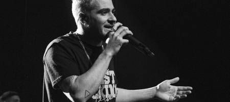 BARCELONA, ESPAÑA – DICIEMBRE 13. La Sra. Tomasa como parte del Guitar BCN 2020 en la Sala Barts en Barcelona, España el 13/12/2020. Fotografía por Fernando Pérez, ferperez.foto3@gmail.com La Sra. Tomasa en Barcelona