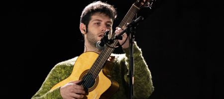 BARCELONA, ESPAÑA – DICIEMBRE 19. Muerdo en concierto como parte del Festival Millenni en la Basílica de Santa María del Mar en Barcelona, España el 19/12/2020. Fotografía por Fernando Pérez, ferperez.foto3@gmail.com