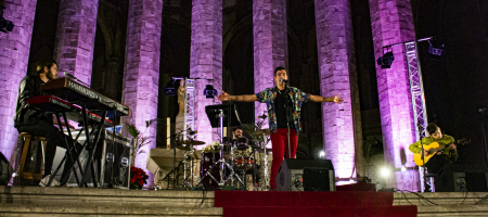 BARCELONA, ESPAÑA – DICIEMBRE 19. Muerdo en concierto como parte del Festival Millenni en la Basílica de Santa María del Mar en Barcelona, España el 19/12/2020. Fotografía por Fernando Pérez, ferperez.foto3@gmail.com