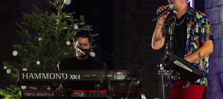 BARCELONA, ESPAÑA – DICIEMBRE 19. Muerdo en concierto como parte del Festival Millenni en la Basílica de Santa María del Mar en Barcelona, España el 19/12/2020. Fotografía por Fernando Pérez, ferperez.foto3@gmail.com Muerdo Barcelona