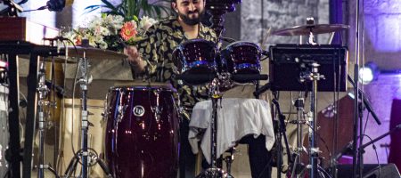 BARCELONA, ESPAÑA – DICIEMBRE 19. Muerdo en concierto como parte del Festival Millenni en la Basílica de Santa María del Mar en Barcelona, España el 19/12/2020. Fotografía por Fernando Pérez, ferperez.foto3@gmail.com