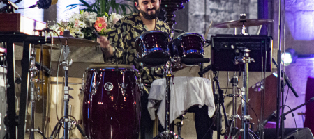 BARCELONA, ESPAÑA – DICIEMBRE 19. Muerdo en concierto como parte del Festival Millenni en la Basílica de Santa María del Mar en Barcelona, España el 19/12/2020. Fotografía por Fernando Pérez, ferperez.foto3@gmail.com