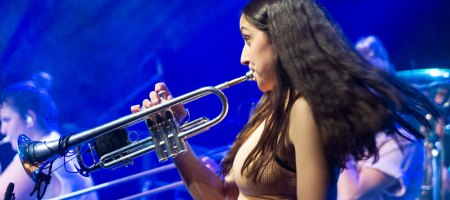 BARCELONA, ESPAÑA – MARZO 18. Berta Gala trompeta de Balkan Paradise Orchestra en concierto como parte del Som Aquí en la Sala Luz de Gas en Barcelona, España el 18/03/2021. Fotografía por Fernando Pérez, ferperez.foto3@gmail.com