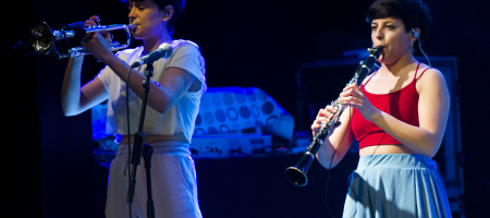 BARCELONA, ESPAÑA – MARZO 18. Laura Lacueva clarinete de Balkan Paradise Orchestra en concierto como parte del Som Aquí en la Sala Luz de Gas en Barcelona, España el 18/03/2021. Fotografía por Fernando Pérez, ferperez.foto3@gmail.com
