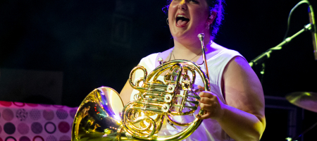 BARCELONA, ESPAÑA – MARZO 18. Alba Ramírez trompa de Balkan Paradise Orchestra en concierto como parte del Som Aquí en la Sala Luz de Gas en Barcelona, España el 18/03/2021. Fotografía por Fernando Pérez, ferperez.foto3@gmail.com