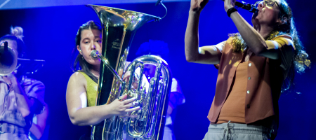 BARCELONA, ESPAÑA – MARZO 18. Maria Puertas tuba y Eva Garín clarinete de Balkan Paradise Orchestra en concierto como parte del Som Aquí en la Sala Luz de Gas en Barcelona, España el 18/03/2021. Fotografía por Fernando Pérez, ferperez.foto3@gmail.com