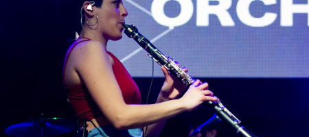 BARCELONA, ESPAÑA – MARZO 18. Laura Lacueva clarinete de Balkan Paradise Orchestra en concierto como parte del Som Aquí en la Sala Luz de Gas en Barcelona, España el 18/03/2021. Fotografía por Fernando Pérez, ferperez.foto3@gmail.com Balkan Paradise Orchestra