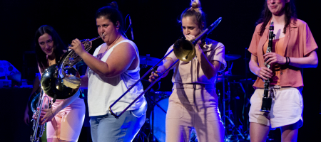 BARCELONA, ESPAÑA – MARZO 18. Balkan Paradise Orchestra en concierto como parte del Som Aquí en la Sala Luz de Gas en Barcelona, España el 18/03/2021. Fotografía por Fernando Pérez, ferperez.foto3@gmail.com
