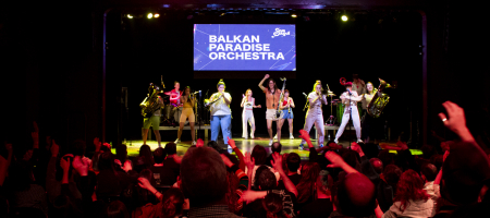 BARCELONA, ESPAÑA – MARZO 18. Balkan Paradise Orchestra en concierto como parte del Som Aquí en la Sala Luz de Gas en Barcelona, España el 18/03/2021. Fotografía por Fernando Pérez, ferperez.foto3@gmail.com Balkan Paradise Orchestra