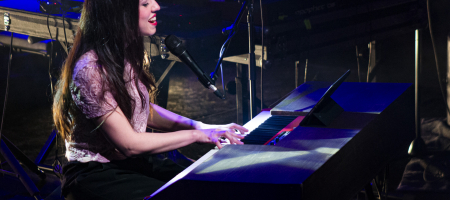 BARCELONA, ESPAÑA – MARZO 25. Gemma Humet en concierto como parte del ciclo de conciertos Som Aquí en la Sala Luz de Gas en Barcelona, España el 25/03/2021. Fotografía por Fernando Pérez, ferperez.foto3@gmail.com Gemma Humet Som Aquí