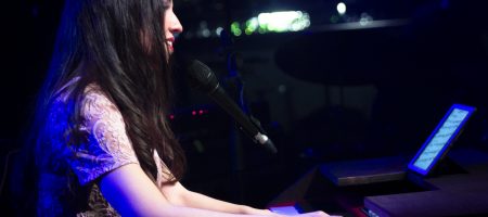 BARCELONA, ESPAÑA – MARZO 25. Gemma Humet en concierto como parte del ciclo de conciertos Som Aquí en la Sala Luz de Gas en Barcelona, España el 25/03/2021. Fotografía por Fernando Pérez, ferperez.foto3@gmail.com