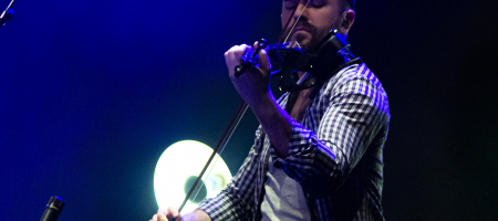 BARCELONA, ESPAÑA – MARZO 06. Marino Sáiz violíon de Marwan durante el concierto del Guitar BCN 2021 en la Sala Barts, de Barcelona el 06/03/2021. Fotografía por Fernando Pérez, ferperez.foto3@gmail.com