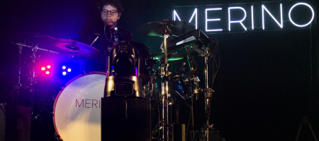 BARCELONA, ESPAÑA – MARZO 21. Alex Gallego (bateria) de Merino en concierto en el Teatre Apolo en Barcelona, España el 21/03/2021. Fotografía por Fernando Pérez, ferperez.foto3@gmail.com Merino Barcelona
