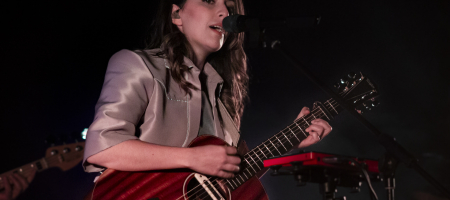 BARCELONA, ESPAÑA – MARZO 21. Sandra Merino (voz y guitarra) de Merino en concierto en el Teatre Apolo en Barcelona, España el 21/03/2021. Fotografía por Fernando Pérez, ferperez.foto3@gmail.com