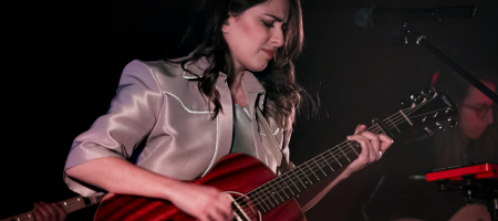 BARCELONA, ESPAÑA – MARZO 21. Sandra Merino (voz y guitarra) de Merino en concierto en el Teatre Apolo en Barcelona, España el 21/03/2021. Fotografía por Fernando Pérez, ferperez.foto3@gmail.com
