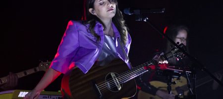 BARCELONA, ESPAÑA – MARZO 21. Sandra Merino (voz y guitarra) de Merino en concierto en el Teatre Apolo en Barcelona, España el 21/03/2021. Fotografía por Fernando Pérez, ferperez.foto3@gmail.com Merino Barcelona
