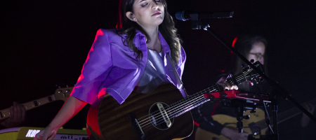 BARCELONA, ESPAÑA – MARZO 21. Sandra Merino (voz y guitarra) de Merino en concierto en el Teatre Apolo en Barcelona, España el 21/03/2021. Fotografía por Fernando Pérez, ferperez.foto3@gmail.com Merino Barcelona