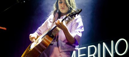 BARCELONA, ESPAÑA – MARZO 21. Sandra Merino (voz y guitarra) de Merino en concierto en el Teatre Apolo en Barcelona, España el 21/03/2021. Fotografía por Fernando Pérez, ferperez.foto3@gmail.com Merino Barcelona