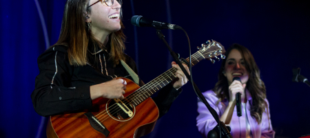BARCELONA, ESPAÑA – MARZO 21. Nur Bonet (guitarra) junto Sandra Merino (Voz) en concierto en el Teatre Apolo en Barcelona, España el 21/03/2021. Fotografía por Fernando Pérez, ferperez.foto3@gmail.com