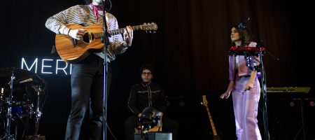 BARCELONA, ESPAÑA – MARZO 21. Paul Alone (Guitarra y voz) junto a Sandra Merino (Voz) y Alex Gallego (Cajón) en concierto en el Teatre Apolo en Barcelona, España el 21/03/2021. Fotografía por Fernando Pérez, ferperez.foto3@gmail.com