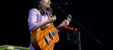 BARCELONA, ESPAÑA – MARZO 21. Sandra Merino (voz y guitarra) de Merino en concierto en el Teatre Apolo en Barcelona, España el 21/03/2021. Fotografía por Fernando Pérez, ferperez.foto3@gmail.com