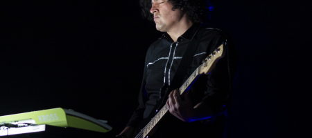 BARCELONA, ESPAÑA – MARZO 21. Vitto (Sintetizadores y Bajo) de Merino en concierto en el Teatre Apolo en Barcelona, España el 21/03/2021. Fotografía por Fernando Pérez, ferperez.foto3@gmail.com