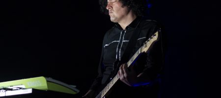 BARCELONA, ESPAÑA – MARZO 21. Vitto (Sintetizadores y Bajo) de Merino en concierto en el Teatre Apolo en Barcelona, España el 21/03/2021. Fotografía por Fernando Pérez, ferperez.foto3@gmail.com