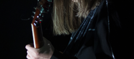 BARCELONA, ESPAÑA – MARZO 21. Nur Bonet (guitarra) de Merino en concierto en el Teatre Apolo en Barcelona, España el 21/03/2021. Fotografía por Fernando Pérez, ferperez.foto3@gmail.com